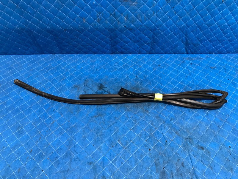 98-02 LEXUS LX470 FRONT RIGHT PASSENGER BODY DOORWAY WEATHERSTRIP SEAL OEM