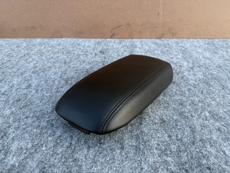 FORD BRONCO SPORT 2021-2024 OEM CENTER CONSOLE ARMREST ASSEMBLY (BLACK)