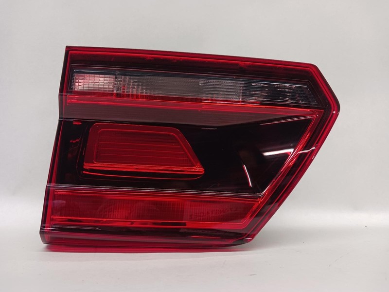 18-'20 VOLKSWAGEN ATLAS passenger inner Taillight incandescent OEM Grade A!