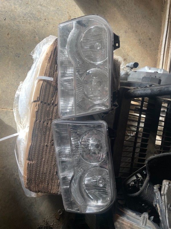 05-07 CHRYSLER 300 OEM LH & RH HALOGEN HEADLIGHT ASSEMBLY - BOTH SIDES