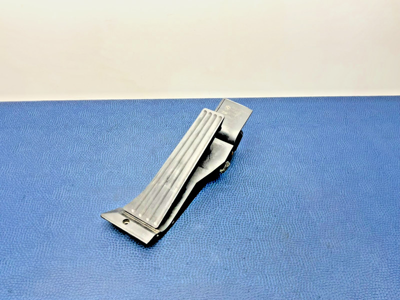 02–24 BMW E90 328i Gas Accelerator Acceleration Throttle Pedal Pad w Bracket OEM