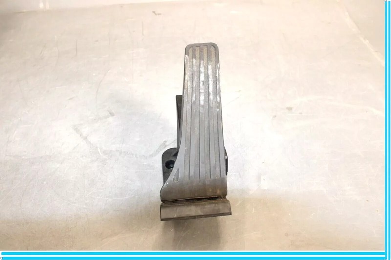 10-16 Mercedes W212 E350 E400 E550 Gas Pedal Accelerator 2043001104 OEM