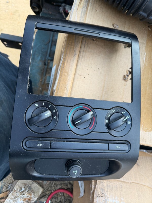 05-09 FORD MUSTANG OEM HEATER HVAC AC A/C CLIMATE CONTROL & RADIO BEZEL TRIM