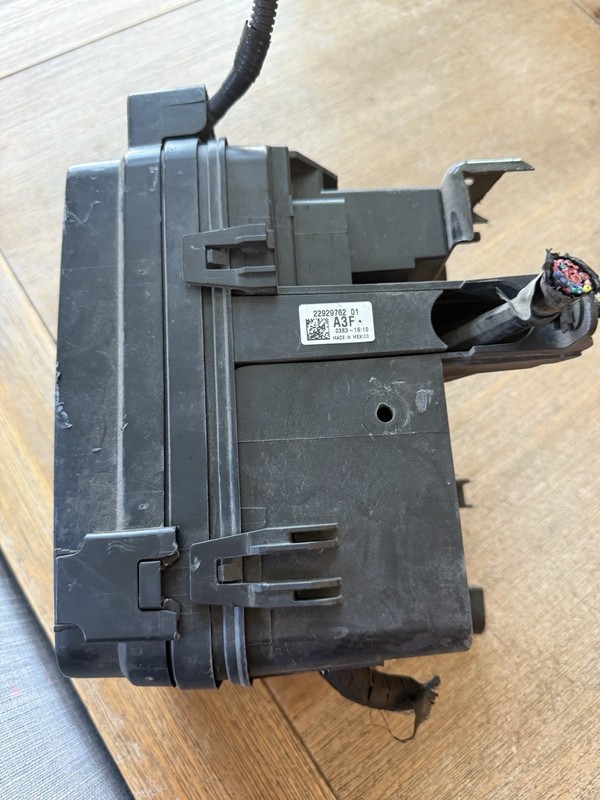 2013 2014 GMC Terrain Engine Fuse Box with cover 22929762 2015