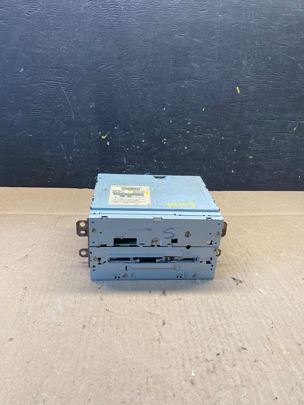 2004 2005 Nissan Armada QX56 Radio Stereo Audio CD Player Receiver P3709 DG