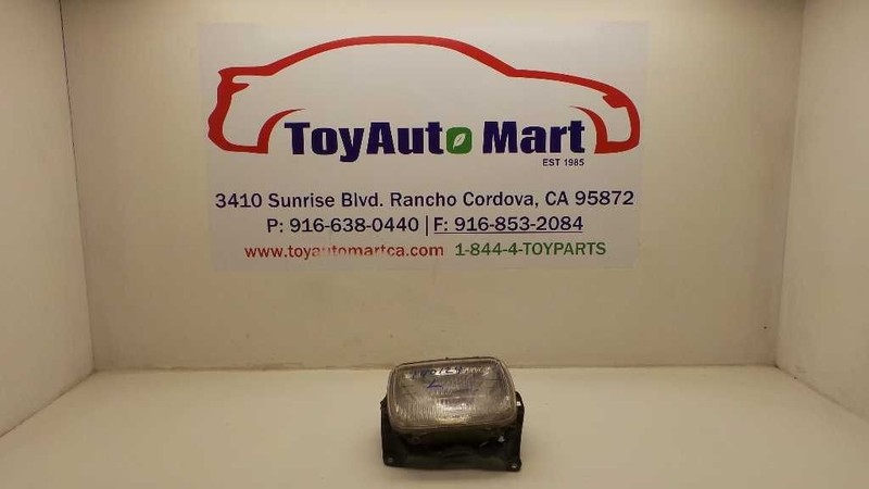 82-83 TOYOTA PICKUP DRIVER SIDE FRONT LEFT HEADLIGHT ASSEMBLY