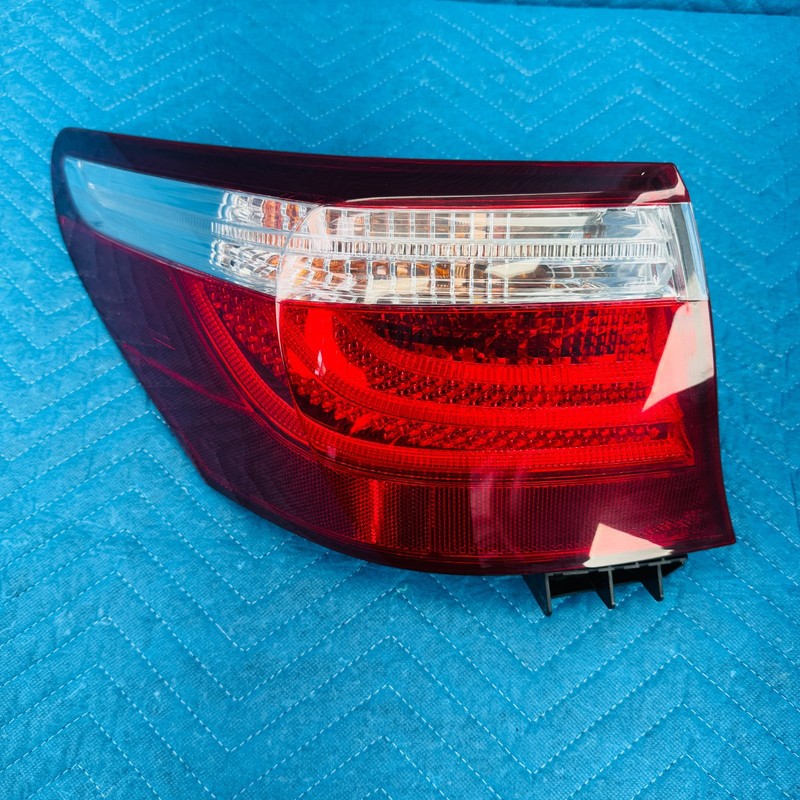 2007–2009 Lexus LS460 Left Rear Quarter Tail Light OEM 8156150160