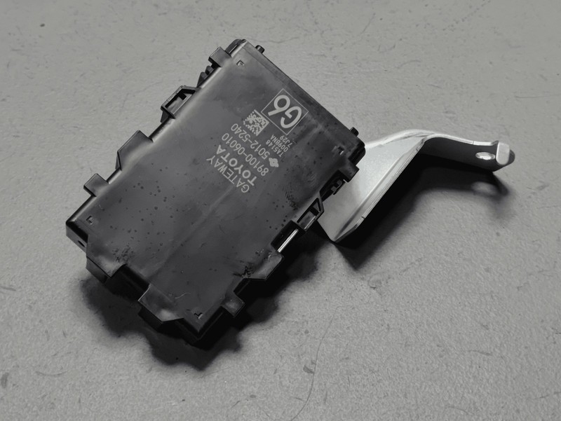 18-2019 TOYOTA CAMRY NETWORK GATEWAY COMPUTER CONTROL MODULE UNIT W/BRACKET OEM