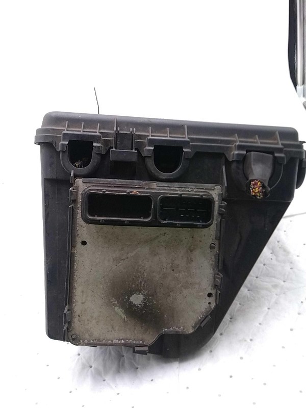 2006 Cadillac CTS Fuse Box OEM 15869077, 15869080 Black - 220K Miles
