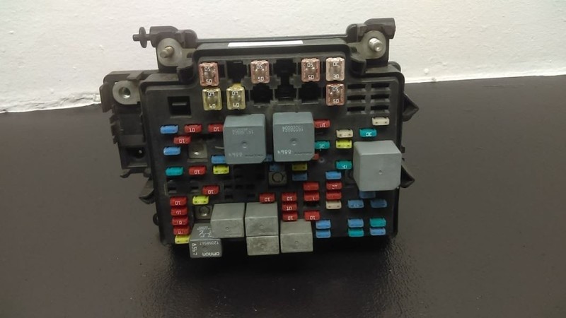 2003-2006 Chevrolet Tahoe Engine Fuse Relay Box OEM 15115617