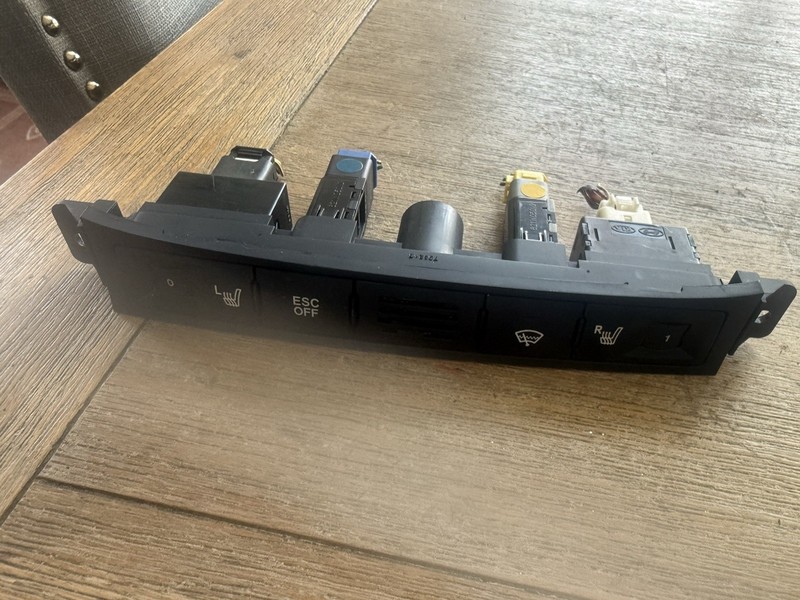 2007-2008HYUNDAI ENTOURAGE HEATED SEAT CONTROL switch 93700-4D220VAD22