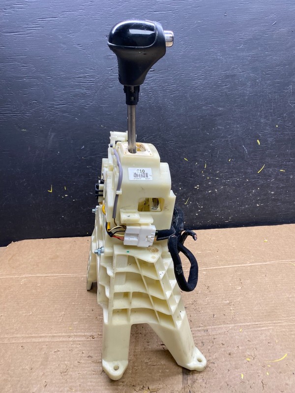 2017 to 2018 Kia Sedona Transmission Floor Gear Shifter OEM w9637 DG