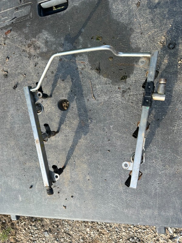 06-11 MERCEDES C CLASS C230 C300 C250 C350 E350 E300 OEM FUEL RAIL W/ INJECTORS