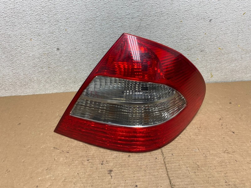 2007 - 2009 Mercedes E E320 E500 Sedan Right Passenger Tail Light OEM P4366 DW