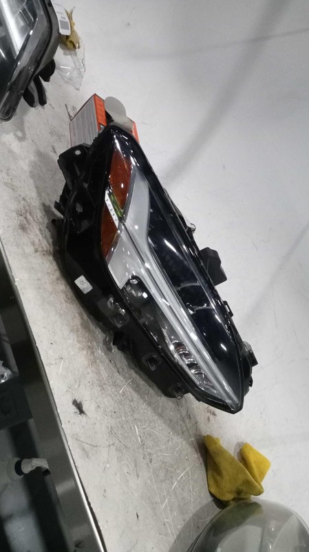 2018 VOLVO S90 Right Headlight Assembly Silver Used, Scratch in Center