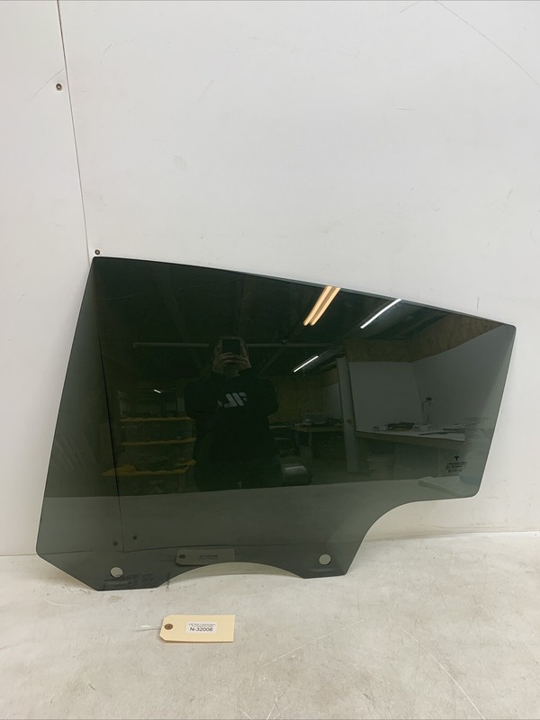 20-23 TESLA MODEL Y DOOR GLASS LEFT REAR OEM 43R-004553 32006 S1