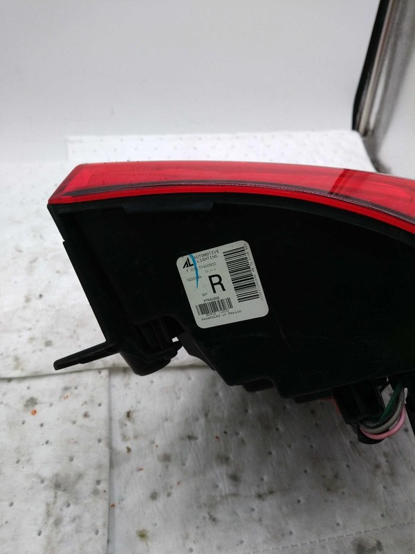 2014-2015 KIA SORENTO Right Tail Light Assembly LED Silver OEM Used Parts