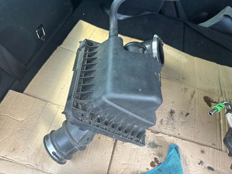 09-20 DODGE JOURNEY OEM AIR INTAKE FILTER CLEANER BOX W/ TUBE ASSEMBLY