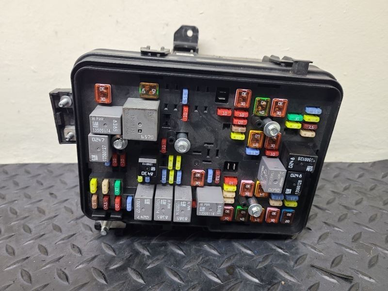 16-17 Chevrolet Equinox 2.4L Engine Fuse Box Relay Module OEM 84080470