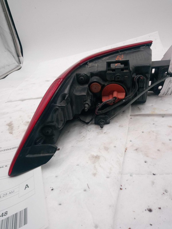 Used Right Tail Light Assembly fits: 2022 Kia Carnival incandescent quarter moun