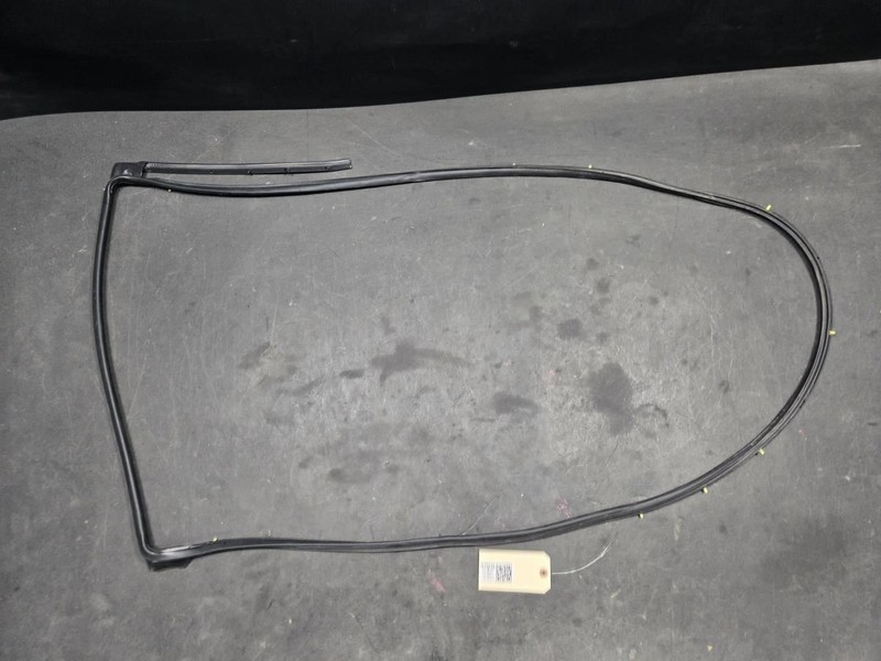 Rear Left Door Weatherstrip 2019 Honda CR-V 72850-TLA-A01 2017 2018 2020 - 2022