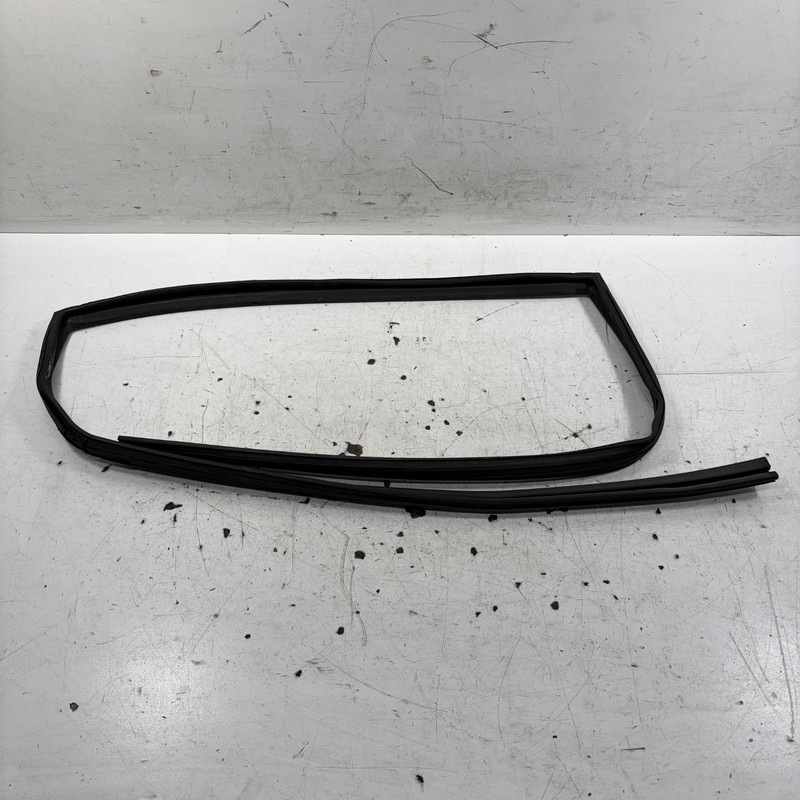 07-08 Honda Fit Right Rear Door Window Run Channel Molding 72735-SAA-013 OEM