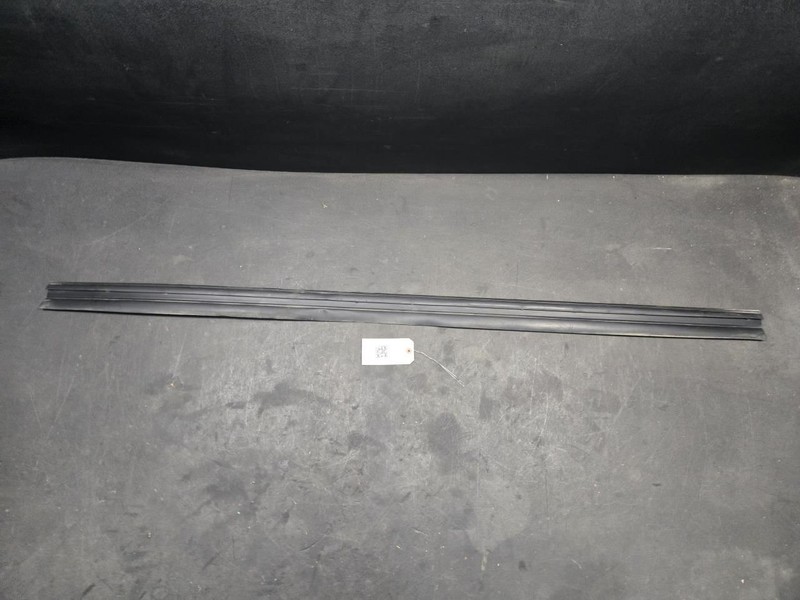 Right Rocker Panel Weatherstrip 2022 Nissan Rogue 80838-6RR0A 2021 2023 - 2025