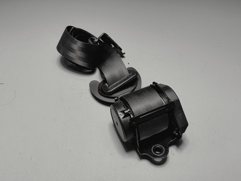 2018-2025 VOLKSWAGEN ATLAS REAR 2ND ROW PASSENGER SEATBELT RETRACTOR OEM