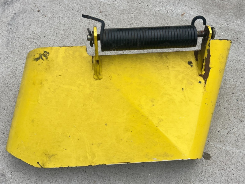 JOHN DEERE 855 955 F935 970 4200 4400 855 955 72IN MOWER DECK CHUTE AM119297