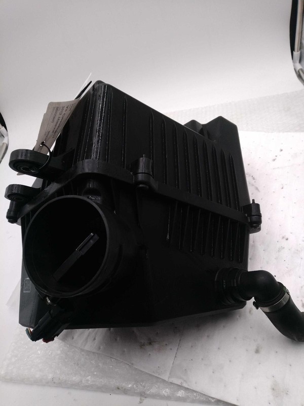 2012 GMC Terrain Air Cleaner Assembly OEM Grey 2.4L 161K Miles Used Part