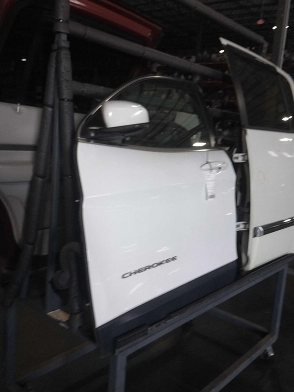 2019 Jeep Cherokee Left Front Door White OEM 697039 147K Miles