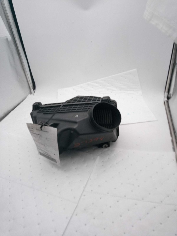 Used Air Cleaner Assembly fits: 2005 Acura Rl assembly Grade B