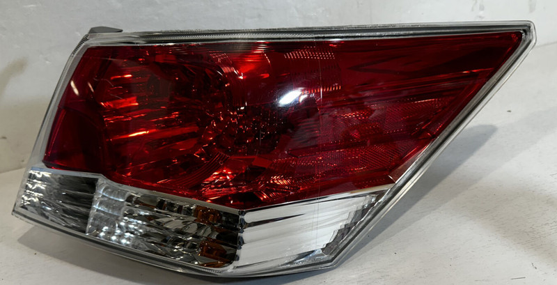 2008-12 HONDA ACCORD RH TAIL LAMP / BRAKE LAMP OEM (PASSENGER SIDE)