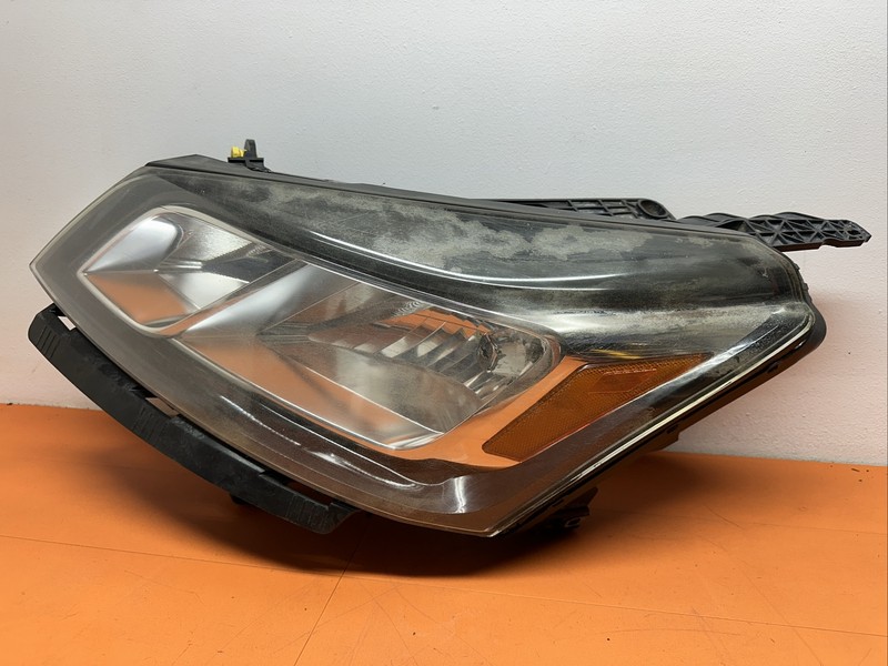 23235887 | 2013 - 2017 CHEVY TRAVERSE HALOGEN FRONT LEFT HEADLIGHT OEM LH