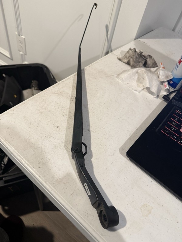 07-11 VERSA LEFT SIDE DRIVER SIDE WIPER ARM BLACK
