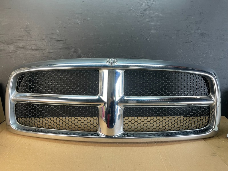 2002 2003 2004 2005 Dodge Ram 1500 OEM Upper Front Grill Grille AD5763 DG