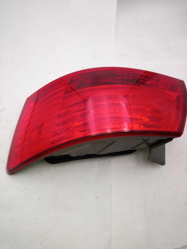 2009-2010 Hyundai Sonata Right Tail Light Assembly - Silver - Used - 26273