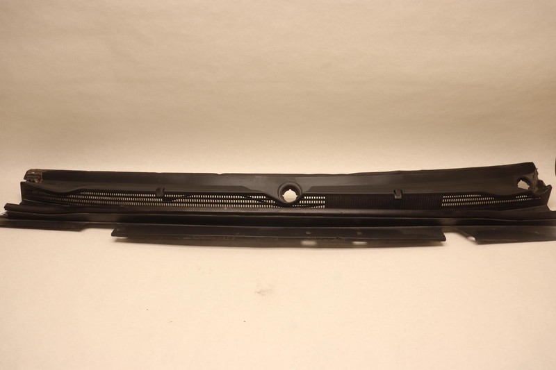 2015-2020 CHEVY/GMC SUBURBAN FRONT WINDSHIELD WIPER COWL PANEL GRILLE COVER OEM