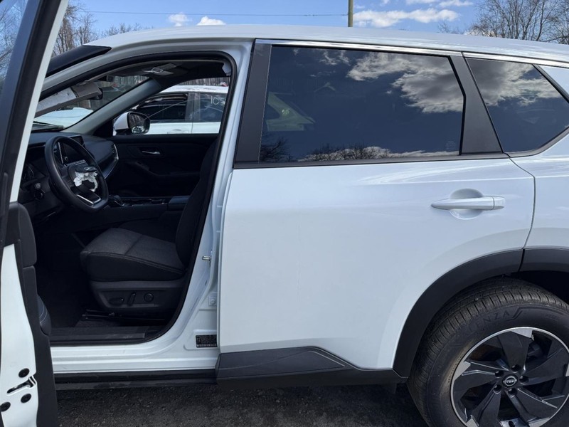 2021-2024 NISSAN ROGUE LEFT ROCKER W/POST WHITE PC:QBE 1.5L AT AWD 1.4K SV 66097