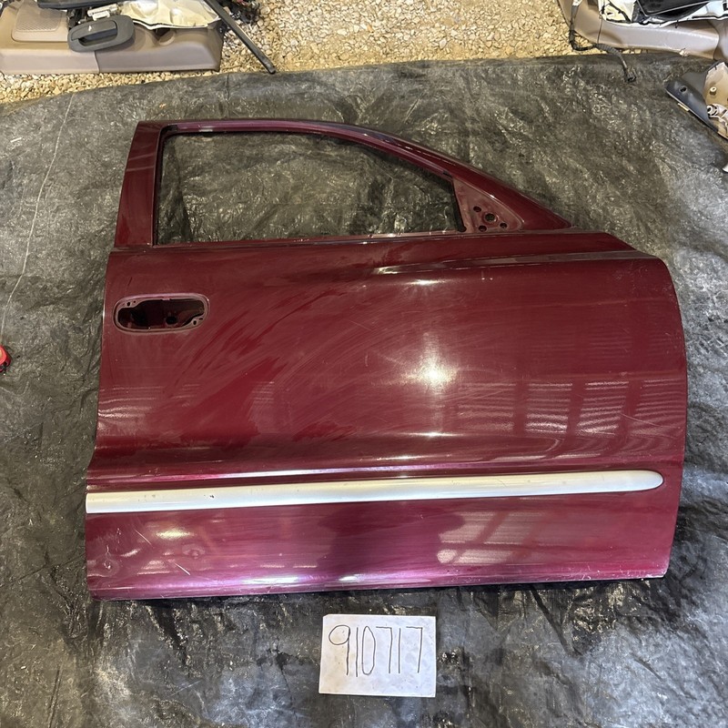 2000 - 2004 Dodge Durango SLTFront Right Door Shell ( Local Pickup Only!!!)