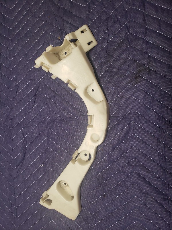 15-18 Ford Focus SE Gasoline 2.0L AT Rear Left Bumper Mount Bracket B