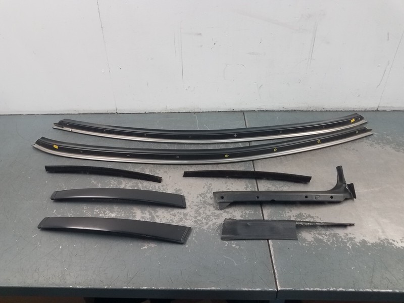 2006 Pontiac GTO Door Frame Reveal / B Pillar Molding Set - * #6240 A11