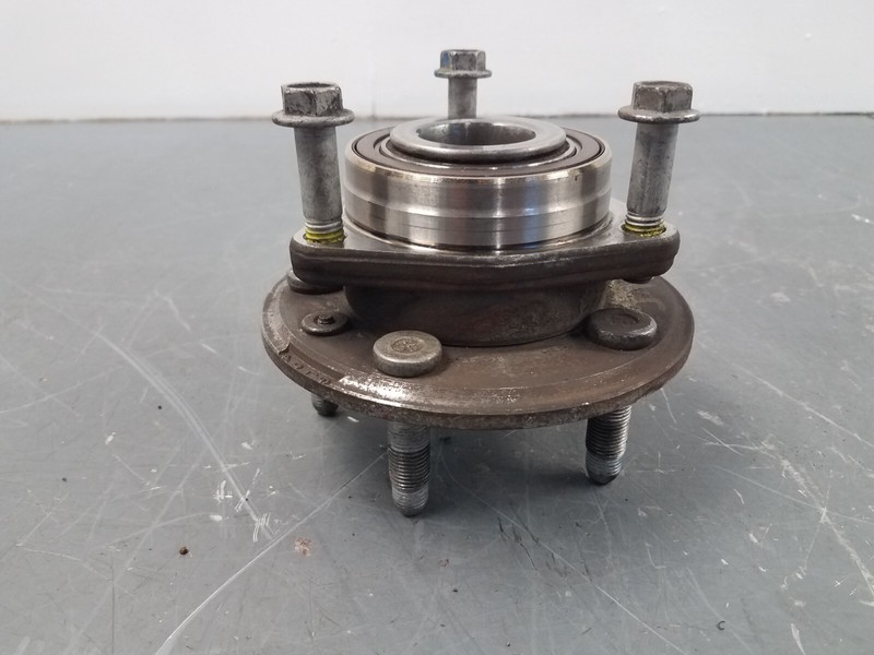 2014 Chevy Camaro SS Left Front Wheel Bearing / Hub #0370 K6