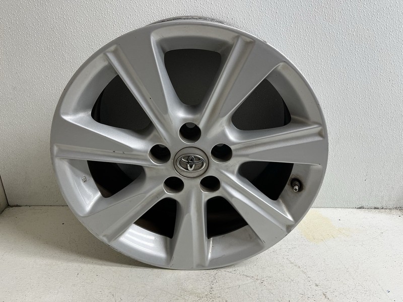 2011-2013 Toyota Highlander 17x7.5 7 Spoke Alloy Wheel Rim Center Cap 17"