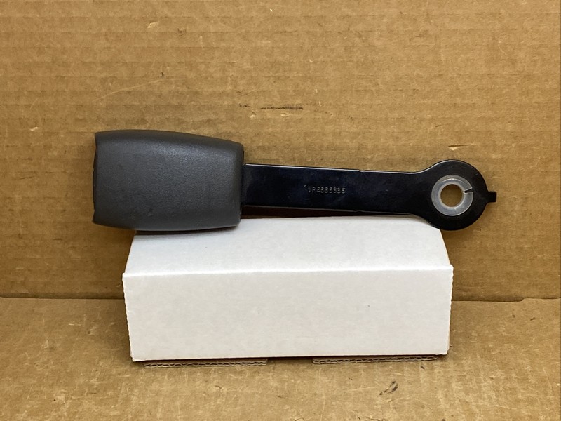 03-06 Tahoe Yukon Suburban Escalade Rear 2nd Row Seat Belt Buckle OEM Black 69D