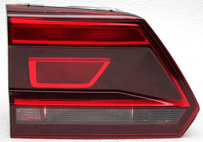 OEM Volkswagen Atlas Left Driver Side Halogen Tail Lamp Lens Chip