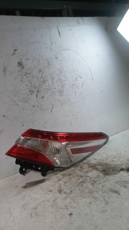 2018 Toyota Camry Right Red Tail Light Assembly 653699 Used 103K Miles