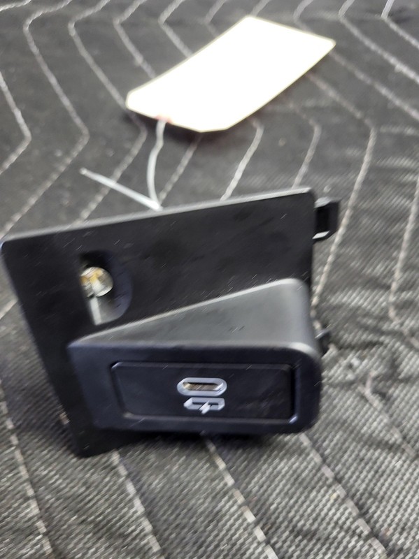 2019-2025 Bmw X4 30i Center Console USB Type-C Port Outlet OEM 84105A84161