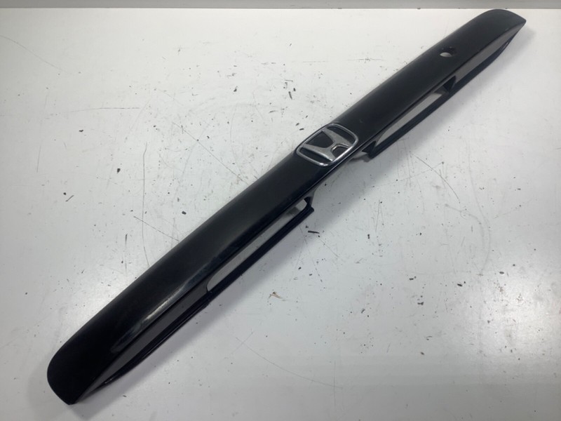 02-05 Honda Civic SI Rear Gate Molding License Garnish Assy. 74890-S5T-E01 OEM