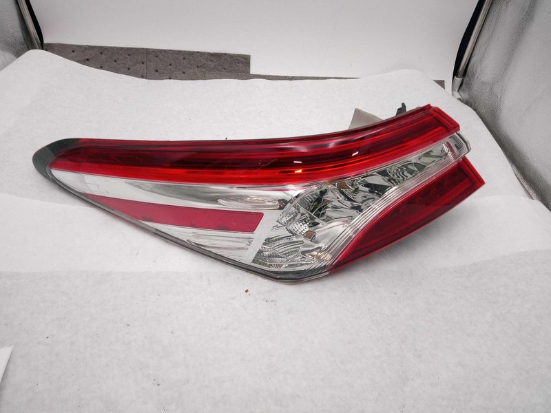 2018 Toyota Camry Left Tail Light Assembly Red OEM 653707 39K Miles